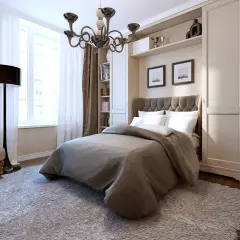 Elegancka sypialnia w stylu art deco z dużym łóżkiem, puszystym dywanem i stylowym żyrandolem.