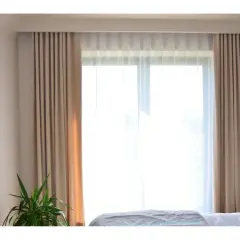 Elegancka szyna sufitowa z zasłonami tworzy przytulną atmosferę. Inspiracje do Twojego wnętrza.