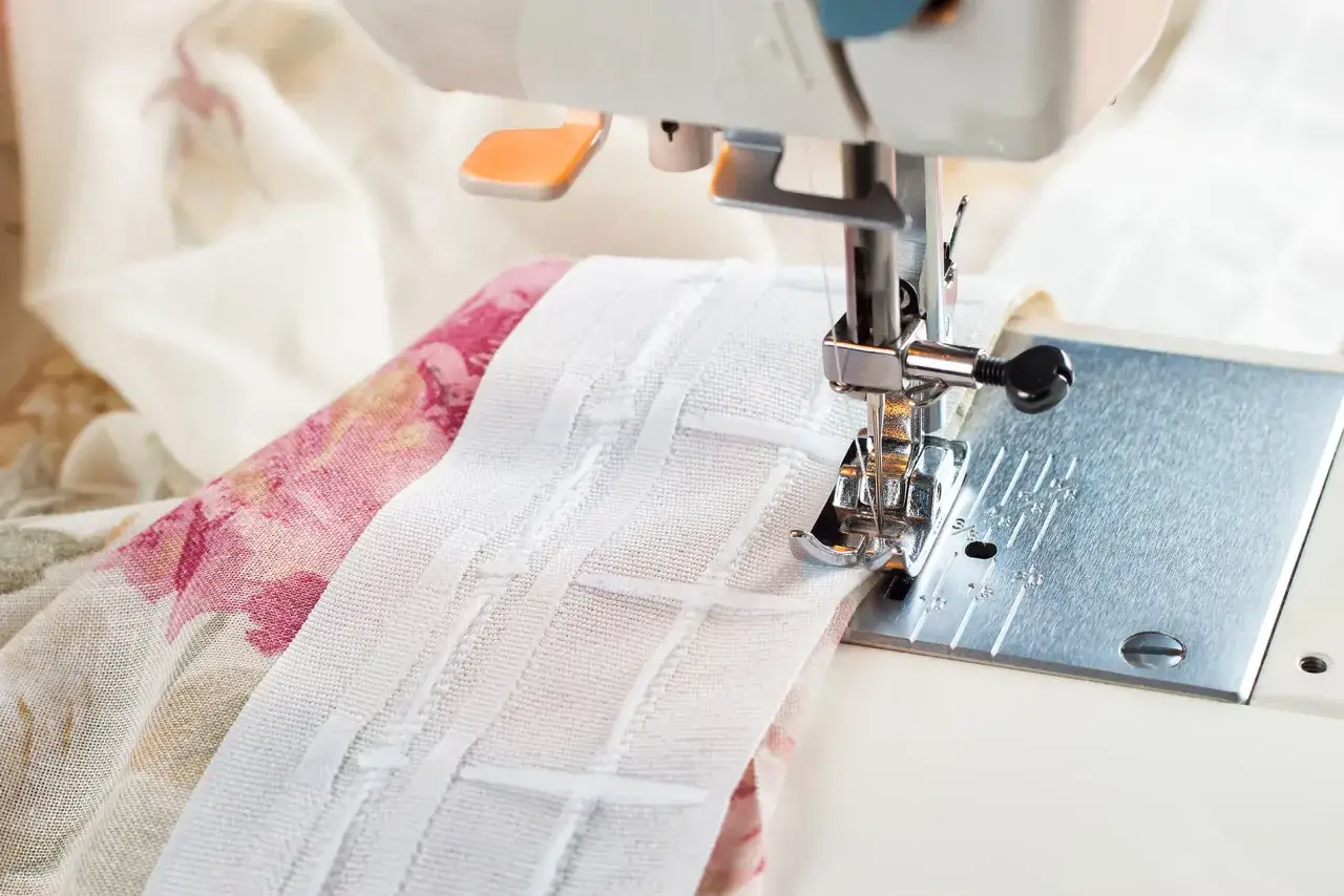 Szycie firan krok po kroku - idealne firany do sypialni